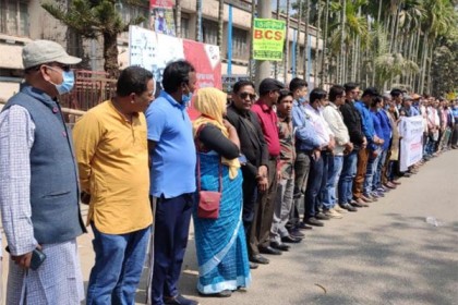 সাংবাদিক মুজাক্কির হত্যার বিচার দাবিতে নোয়াখালীতে মানববন্ধন 