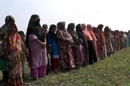 কৃষি জমিতে পুকুর খনন বন্ধের দাবি এলাকাবাসীর