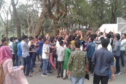 হল খুলে দেয়ার আল্টিমেটাম শাবি শিক্ষার্থীদের

