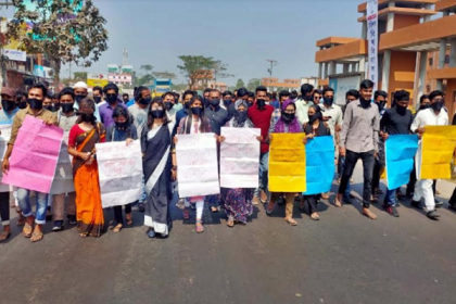 একুশে কর্মসূচির মধ্যে হামলার প্রতিবাদ ববি শিক্ষার্থীদের