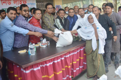 বরিশালে মাতৃভাষা দিবস উপলক্ষ্যে অসহায়দের মধ্যে খাদ্য সামগ্রী বিতরণ
