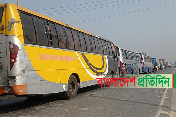 দৌলত‌দিয়া ফে‌রিঘা‌টে যানবাহ‌নের দীর্ঘ সারি, ‌ভোগা‌ন্তি চরমে
