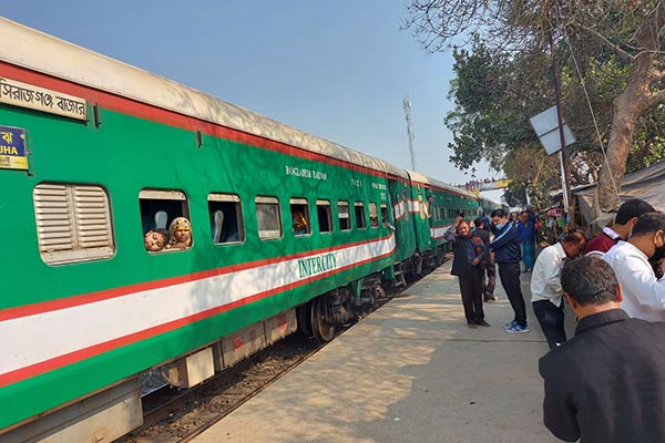 সিরাজগঞ্জ এক্সপ্রেস ট্রেনের চাবি চুরি, অতঃপর...