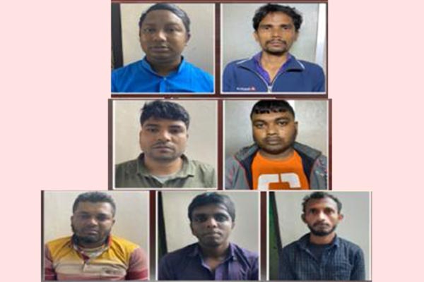 ব্যাংকের আশপাশে ওত পেতে থাকাই ওদের কাজ!