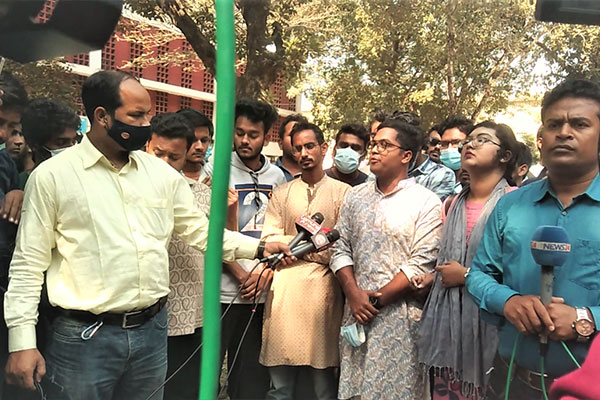 ১ মার্চ হলে ঢুকতে চায় রাবি শিক্ষার্থীরা