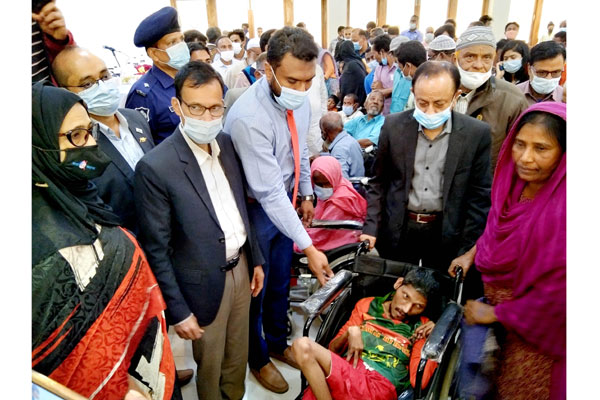 দিনাজপুরে 
প্রতিবন্ধীদের মাঝে হুইল চেয়ার 
বিতরণ