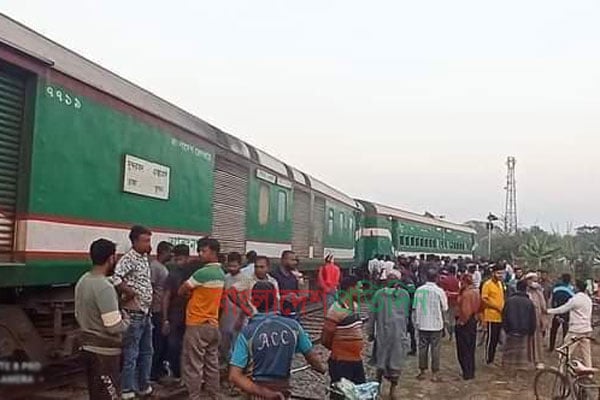 খুলনাগামী সুন্দরবন এক্সপ্রেসের দু'টি বগি লাইনচ্যুত, ট্রেন চলাচল বন্ধ