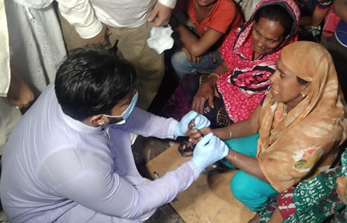 অগ্নিকাণ্ডে ক্ষতিগ্রস্ত বস্তিবাসীর পাশে ইশরাক