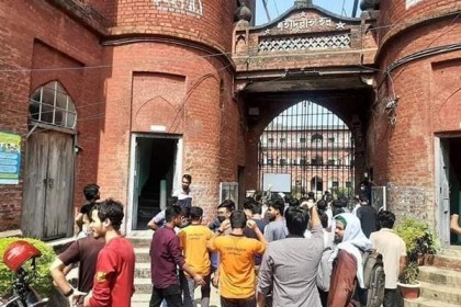 ঢাবির শহীদুল্লাহ হলে উঠলেন অর্ধশতাধিক শিক্ষার্থী, অন্য হলের সামনে বিক্ষোভ