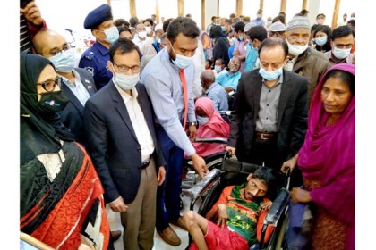 দিনাজপুরে 
প্রতিবন্ধীদের মাঝে হুইল চেয়ার 
বিতরণ