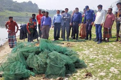 মুজিবনগরে মাছ ধরার নিষিদ্ধ জাল আটক