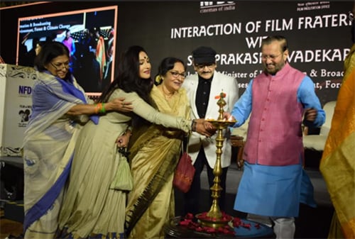 ভারতের কেন্দ্রীয় মন্ত্রীর ডাকে সাড়া দিয়ে উপস্থিত টলিউডের একাধিক শিল্পী; বাড়ছে জল্পনা