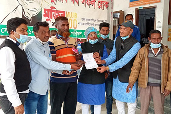 নলডাঙ্গায় শিশুর জন্ম নিবন্ধন করলেই বাবা-মা পাচ্ছেন উপহার