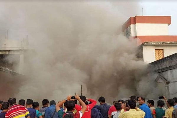 কুষ্টিয়ায় কসমেটিকস গোডাউনে অগ্নিকাণ্ড