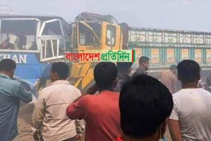 রাজশাহীতে বাস-ট্রাক সংঘর্ষে নিহত ১, আহত ৮