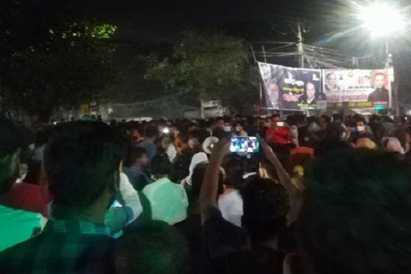 পরীক্ষা স্থগিত: নীলক্ষেতে সড়ক আটকিয়ে ৭ কলেজ শিক্ষার্থীদের প্রতিবাদ