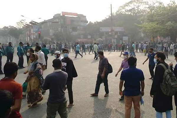 নীলক্ষেত মোড় অবরোধ সাত কলেজের শিক্ষার্থীদের