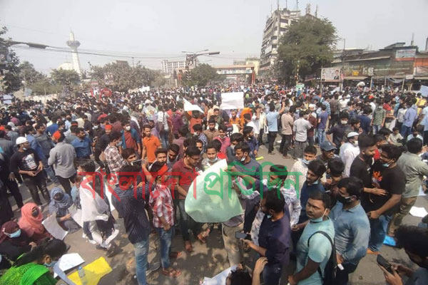 নীলক্ষেত মোড় অবরোধ করে বিক্ষোভ সাত কলেজ শিক্ষার্থীদের