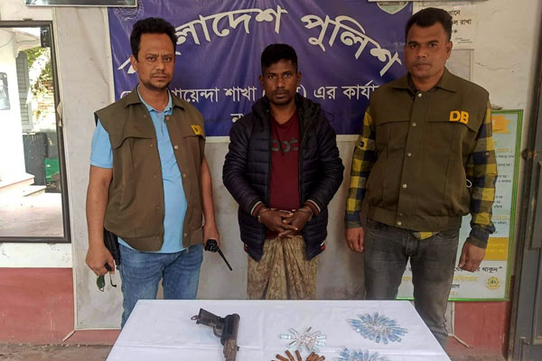 নওগাঁয় শাটারগানসহ মাদক ব্যবসায়ী আটক