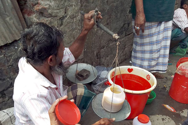 গোলের গুড়ের হাট বসেছে কলাপাড়ায়