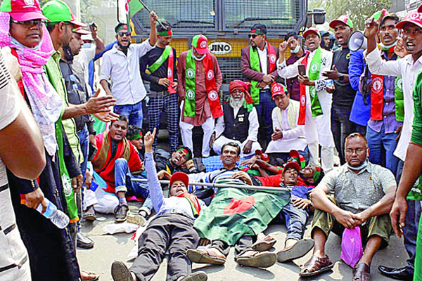 কোটা বহাল দাবিতে শাহবাগে অবরোধ, পুলিশের লাঠিচার্জ