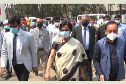 ফেনীতে ডা. সেব্রিনা ফ্লোরার করোনা ভ্যাকসিন বুথ পরিদর্শন