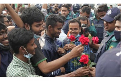 জলকামান নিয়ে যাওয়া পুলিশকে অভিনব শুভেচ্ছা শিক্ষার্থীদের