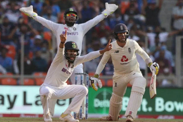আহমেদাবাদে প্রথম দিনেই চালকের আসনে ভারত