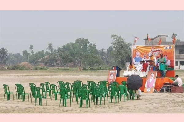 মঞ্চে বক্তব্য দিচ্ছেন বিজেপি নেতারা, মাঠে চেয়ারগুলো ফাঁকা!