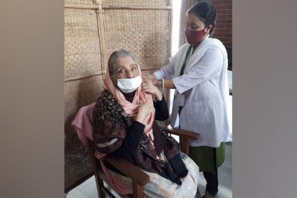 টিকা নিলেন রওশন এরশাদ