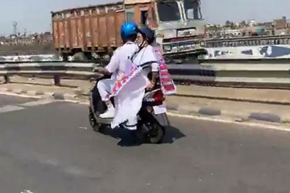 জ্বালানি তেলের মূল্য বৃদ্ধির প্রতিবাদে ই-স্কুটারে নবান্নে গেলেন মমতা