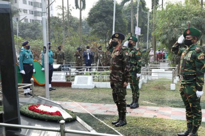 পিলখানা হত্যাকাণ্ডের এক যুগ : নিহত সেনা কর্মকর্তাদের সমাধিতে রাষ্ট্রপতি ও প্রধানমন্ত্রীর শ্রদ্ধা