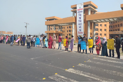 স্থগিত পরীক্ষা গ্রহণের দাবিতে বরিশাল বিশ্ববিদ্যালয় শিক্ষার্থীদের মানববন্ধন