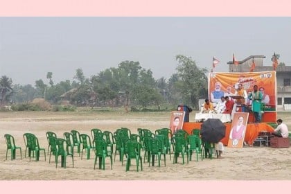 মঞ্চে বক্তব্য দিচ্ছেন বিজেপি নেতারা, মাঠে চেয়ারগুলো ফাঁকা!