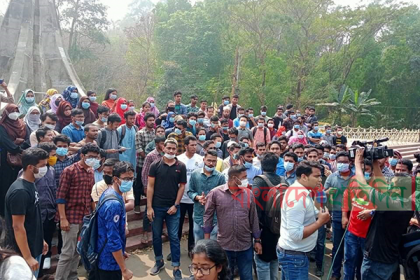 চবিতে পরীক্ষা স্থগিত, শিক্ষার্থীদের বিক্ষোভ