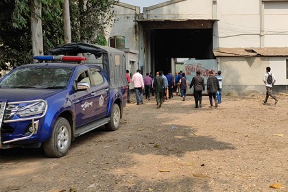হাকিমপুরে মেয়াদোত্তীর্ণ লাইসেন্স দিয়ে ব্যবসা করায় জরিমানা