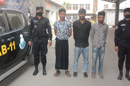 পণ্য পরিবহনের আড়ালে ইয়াবা পাচার করে আসছিল তারা