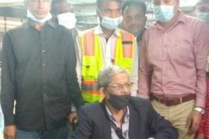 দেশে ফিরে হুইল চেয়ারে চড়ে গাড়িতে উঠলেন মির্জা ফখরুল

