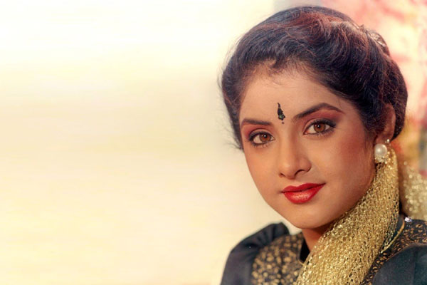 মৃত্যুর ২৮ বছর পর এখনও উজ্জ্বল দিব্যা ভারতী