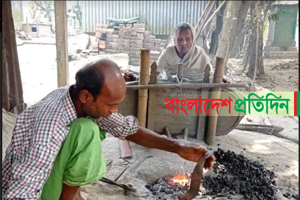 অভাবের সংসার, কামারশালায় ছেলের সহযোগী মা! 