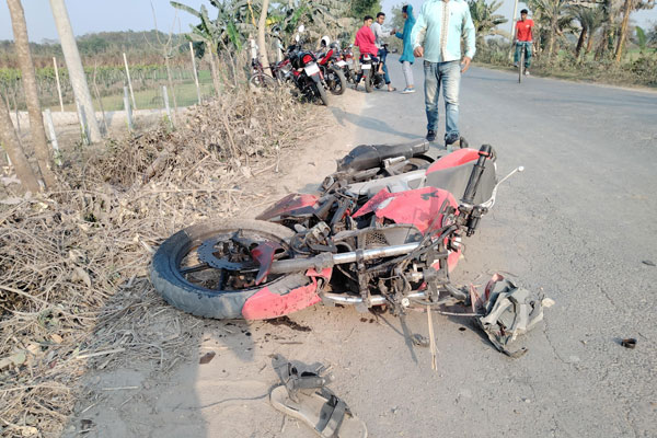 কালীগঞ্জে সড়ক দুর্ঘটনায় নিহত ৩, আহত ২