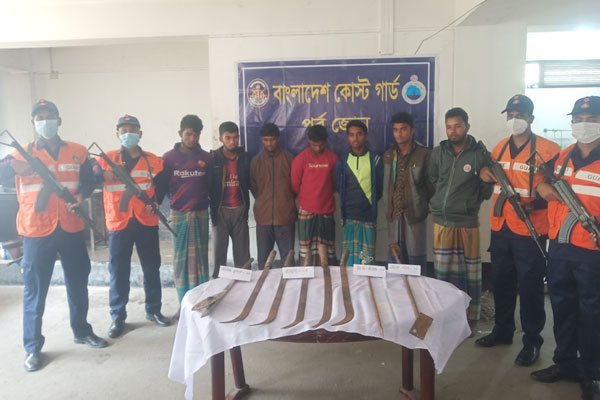 রায়পুরে অস্ত্রসহ সাত নৌ-ডাকাত আটক

