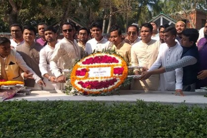 জাতির পিতার সমাধিতে ইসলামি আরবি বিশ্ববিদ্যালয় বঙ্গবন্ধু পরিষদের শ্রদ্ধা