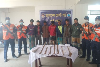রায়পুরে অস্ত্রসহ সাত নৌ-ডাকাত আটক

