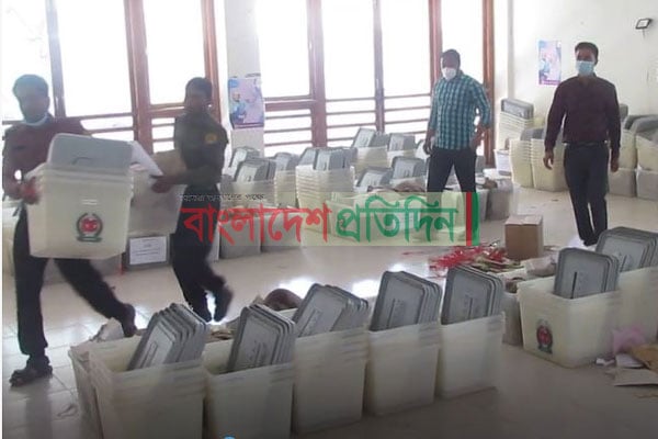 ঝিনাইদহে কেন্দ্রে কেন্দ্রে পাঠানো হলো নির্বাচনী সরঞ্জাম