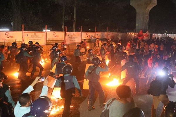 শাহবাগে আন্দোলনকারীদের বিরুদ্ধে ‍পুলিশ ‘হত্যাচেষ্টার’ মামলা

