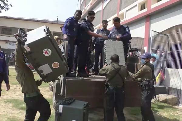 ব্রাহ্মণবাড়িয়ায় কেন্দ্রে কেন্দ্রে পাঠানো হলো নির্বাচনী সামগ্রী