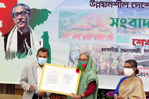প্রধানমন্ত্রীর হাতে তুলে দেয়া হলো এলডিসি থেকে উত্তরণের সুপারিশ 

