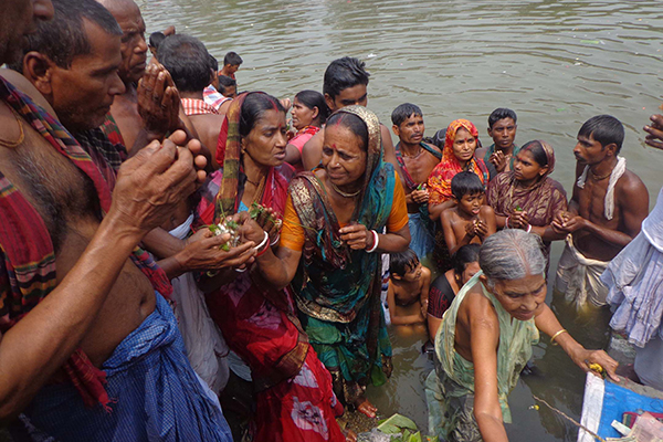 বগুড়ায় মাঘী পূর্ণিমা উৎসবে পুণ্যার্থীদের ঢল
