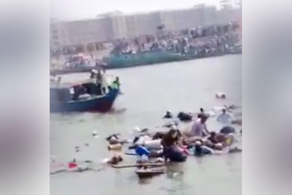 হুড়োহুড়িতে কীর্তনখোলায় যেভাবে ডুবে যায় দুটি নৌকা (ভিডিও)

